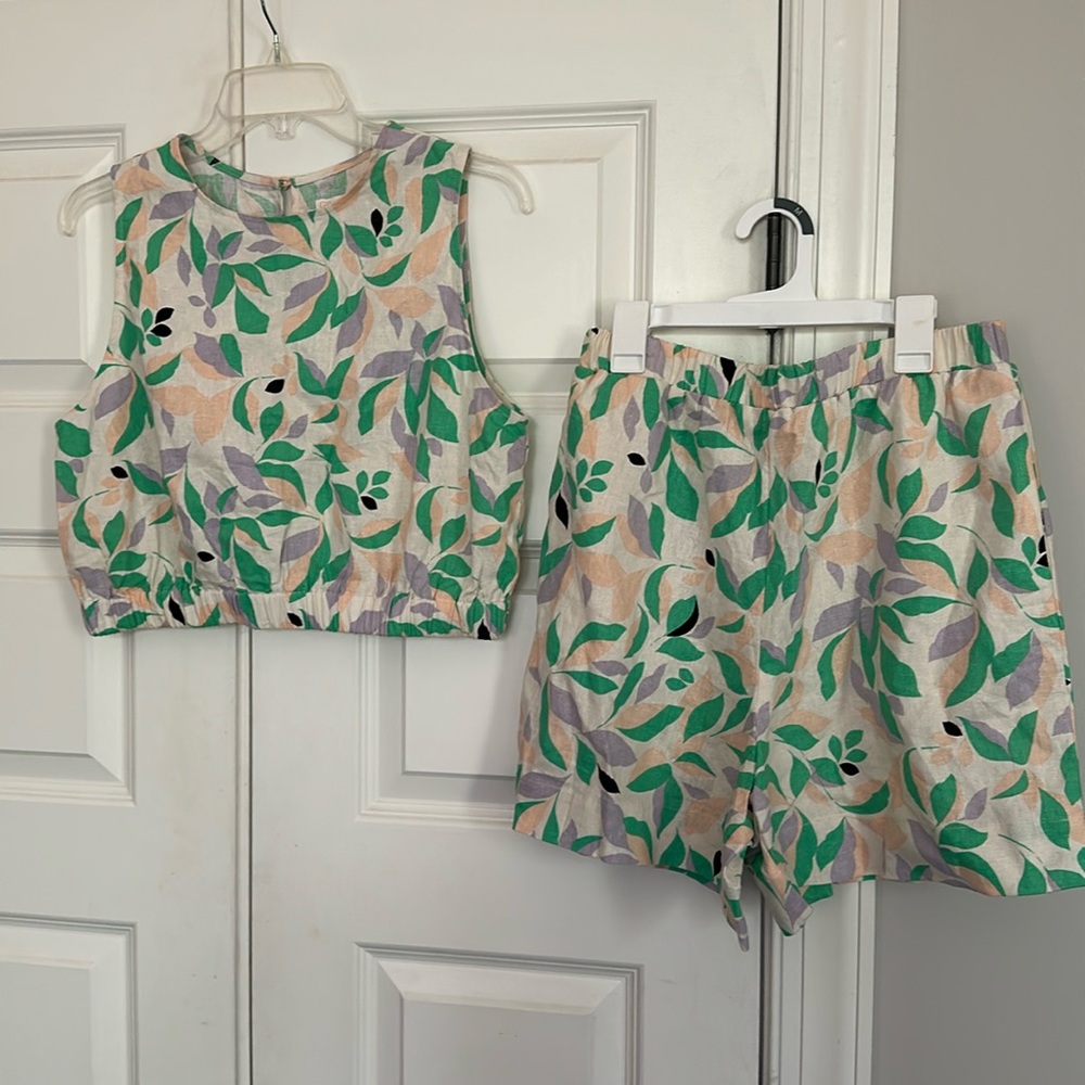 Gianni Bini two piece shorts set. Large top, medium shorts.
